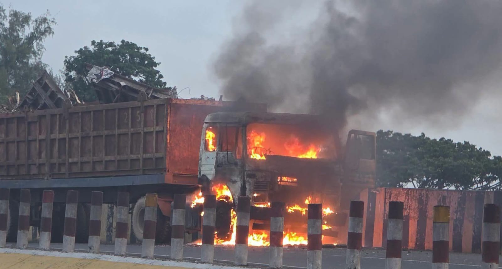 সীতাকুণ্ডে স্ক্র্যাপবোঝাই গাড়িতে ভয়াবহ আগুন