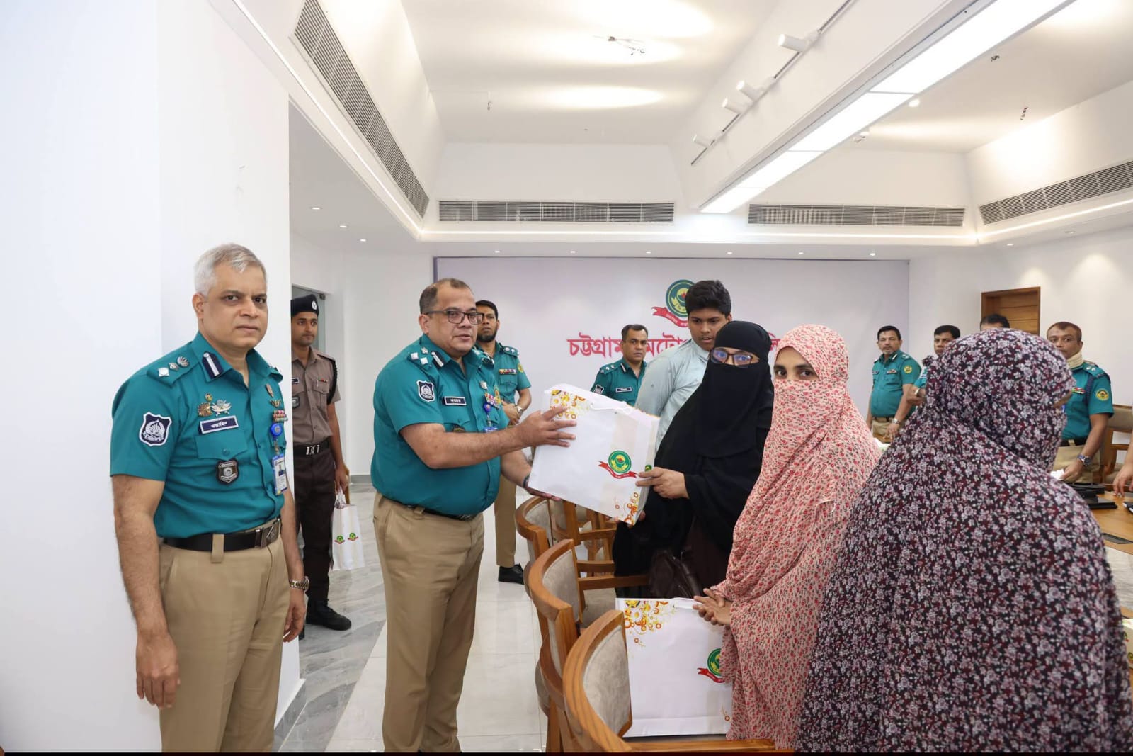 জুলাই শহীদদের স্বজনদের সঙ্গে মানবতার অগ্রদূত সিএমপি’র কমিশনারের মতবিনিময় সভা