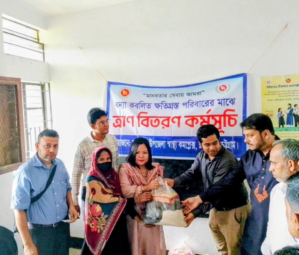 চন্দনাইশ উপজেলা স্বাস্থ্য কমপ্লেক্সের উদ্যোগে বন্যা-পরবর্তী স্বাস্থ্যসেবা ত্রাণ পৌঁছাল দুর্গম পাহাড়ি এলাকা ধোপাছড়িতে