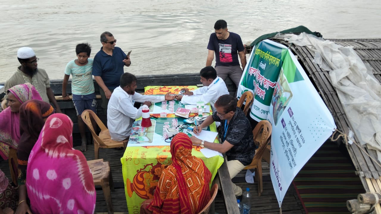 কুড়িগ্রামের ব্রহ্মপুত্র চরাঞ্চলে ভাসমান চিকিৎসা ক্যাম্প ও খাদ্যসামগ্রী বিতরণ