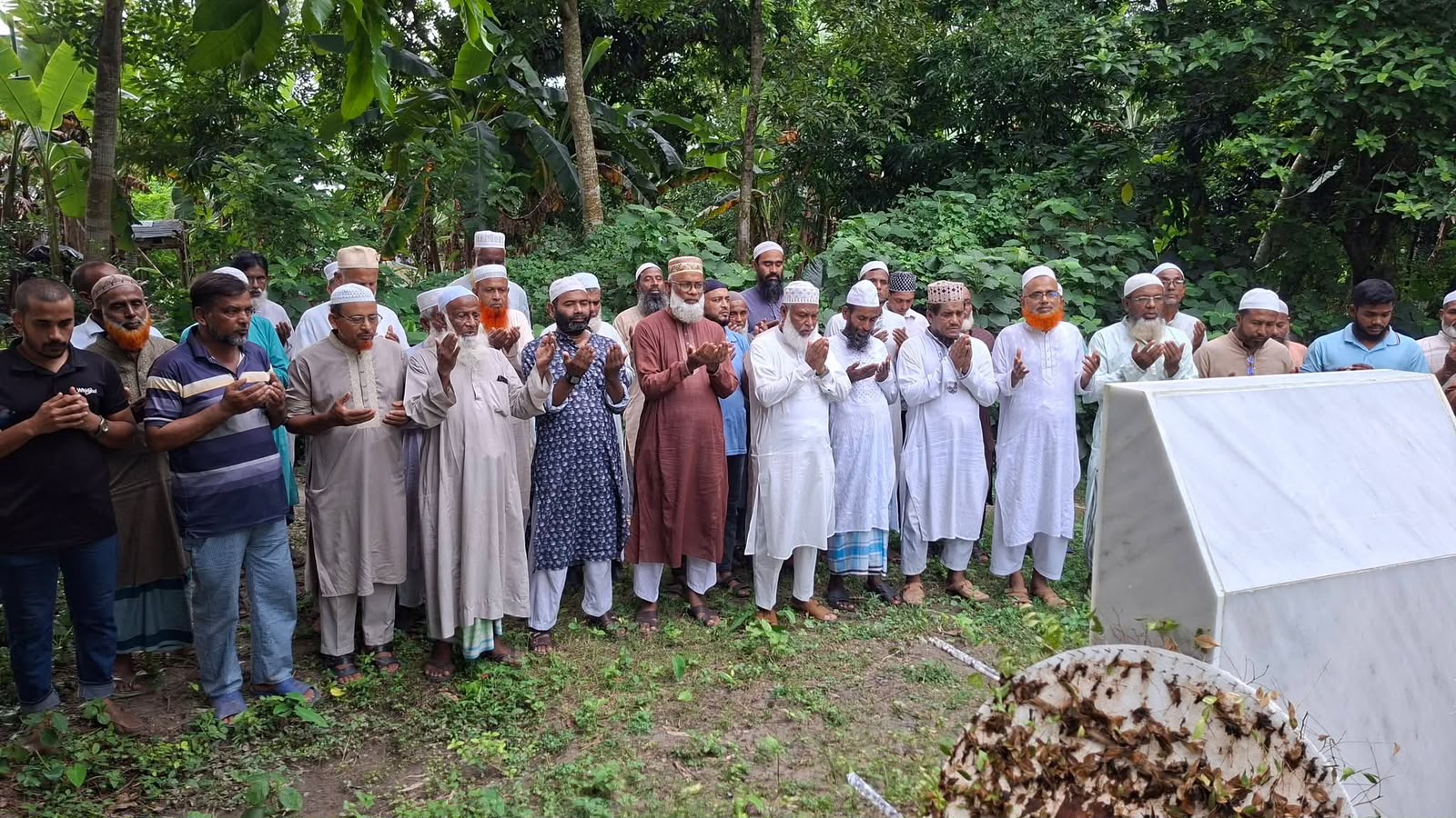 জুলাই শহীদ সাব্বির হোসেনের কবর জিয়ারত ও পরিবারের খোঁজখবর নিলেন- আলী আজম এমপি