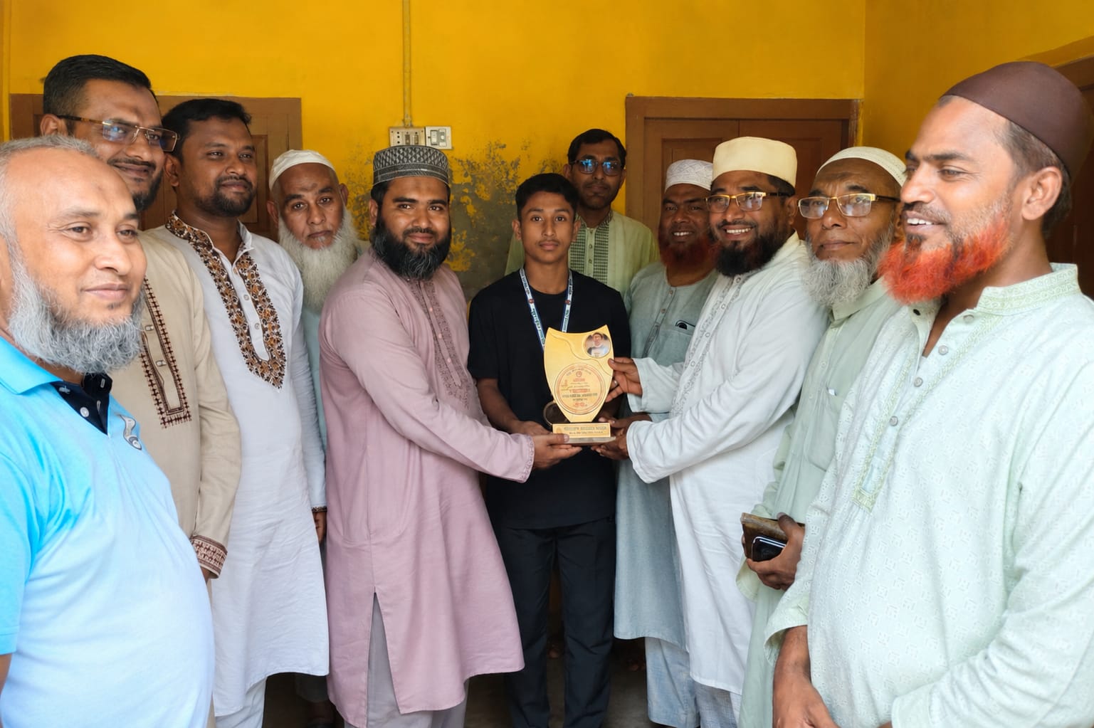 দেশসেরা স্প্রিন্টার জাকির হোসেনকে জামায়াতের পক্ষ থেকে অভিনন্দন ও সম্মাননা স্মারক প্রদান