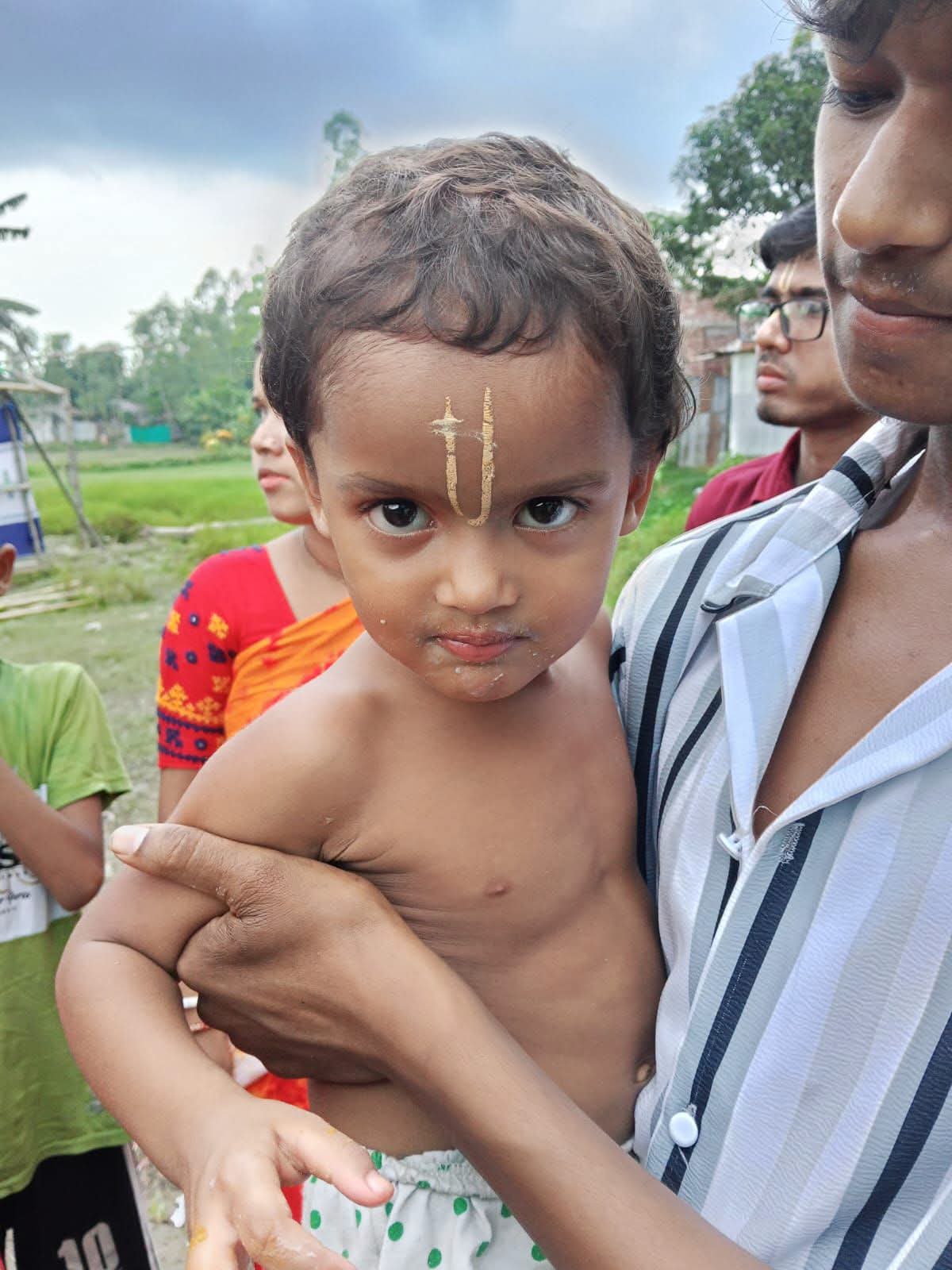 গোবিন্দগঞ্জ উপজেলায় ২-৩ বছরের এক কন্যা শিশু উদ্ধার স্বজনদের খোঁজে পুলিশ