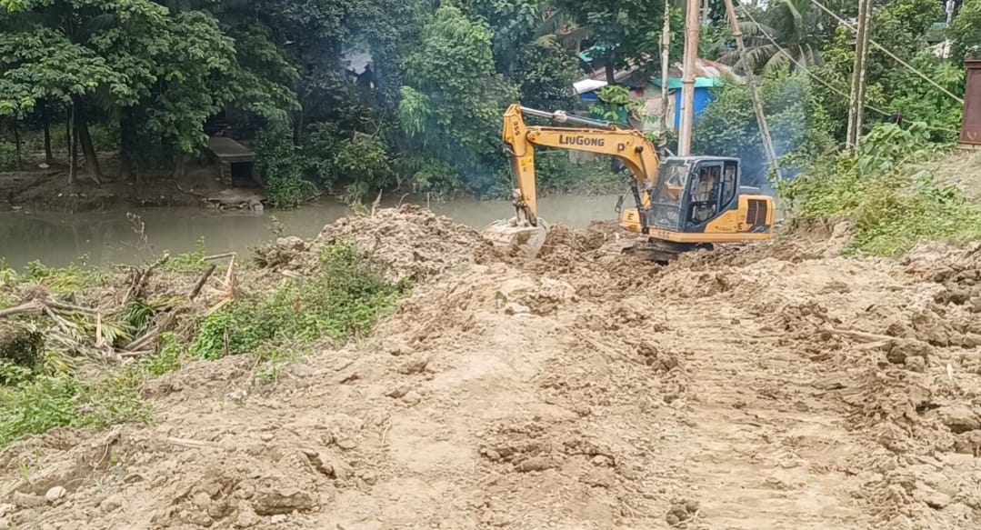 সীতাকুণ্ডে খাল দখল করে গাইডওয়াল নির্মাণের অভিযোগ উঠেছে বিএসআরএম এর বিরুদ্ধে