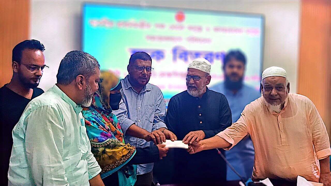 পোরশায় অসুস্থ ও অসহায়দের মাঝে সমাজকল্যাণ পরিষদের চেক বিতরণ।