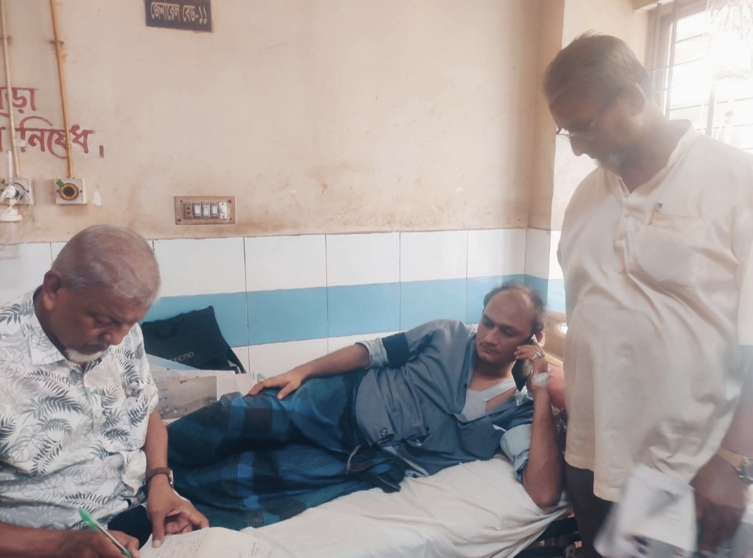 মৃত্যুর দুয়ার থেকে ফিরে আসা সাংবাদিক আবুল হাসনাত তুহিন: ৪ আগস্টের সেই রক্তাক্ত স্মৃতি, আজও স্বীকৃতির অপেক্ষায়
