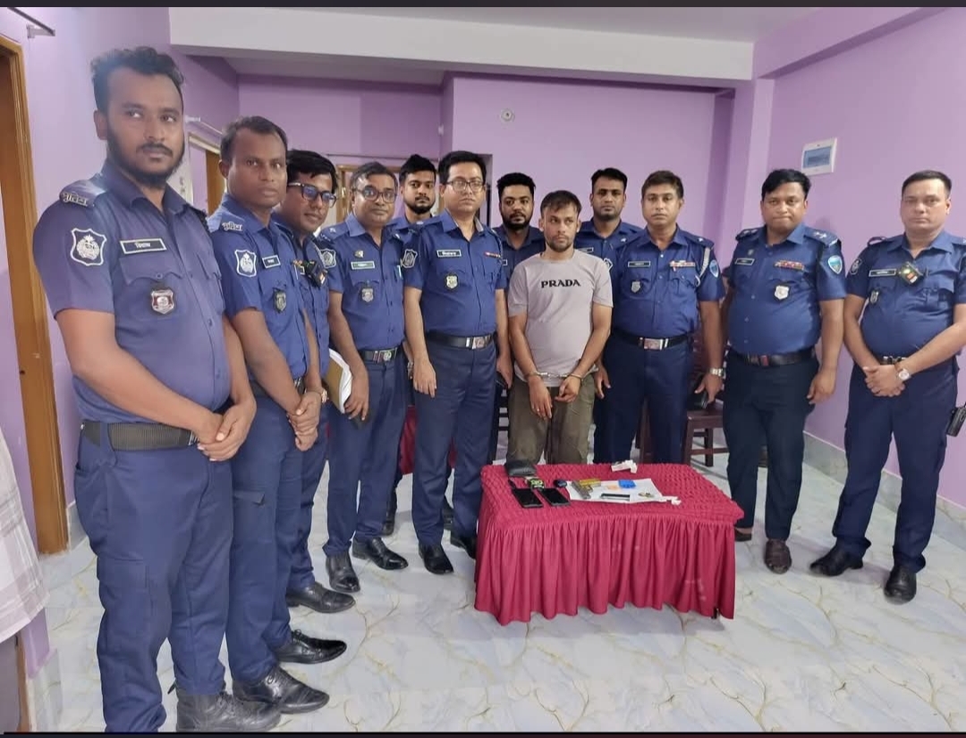অ*স্ত্রের মুখে প্রবাসীর স্ত্রীর কাছে ১০ লাখ টা*কা চাঁদা দাবি, পি*স্তল-ইয়াবাসহ গ্রে*প্তার ১
