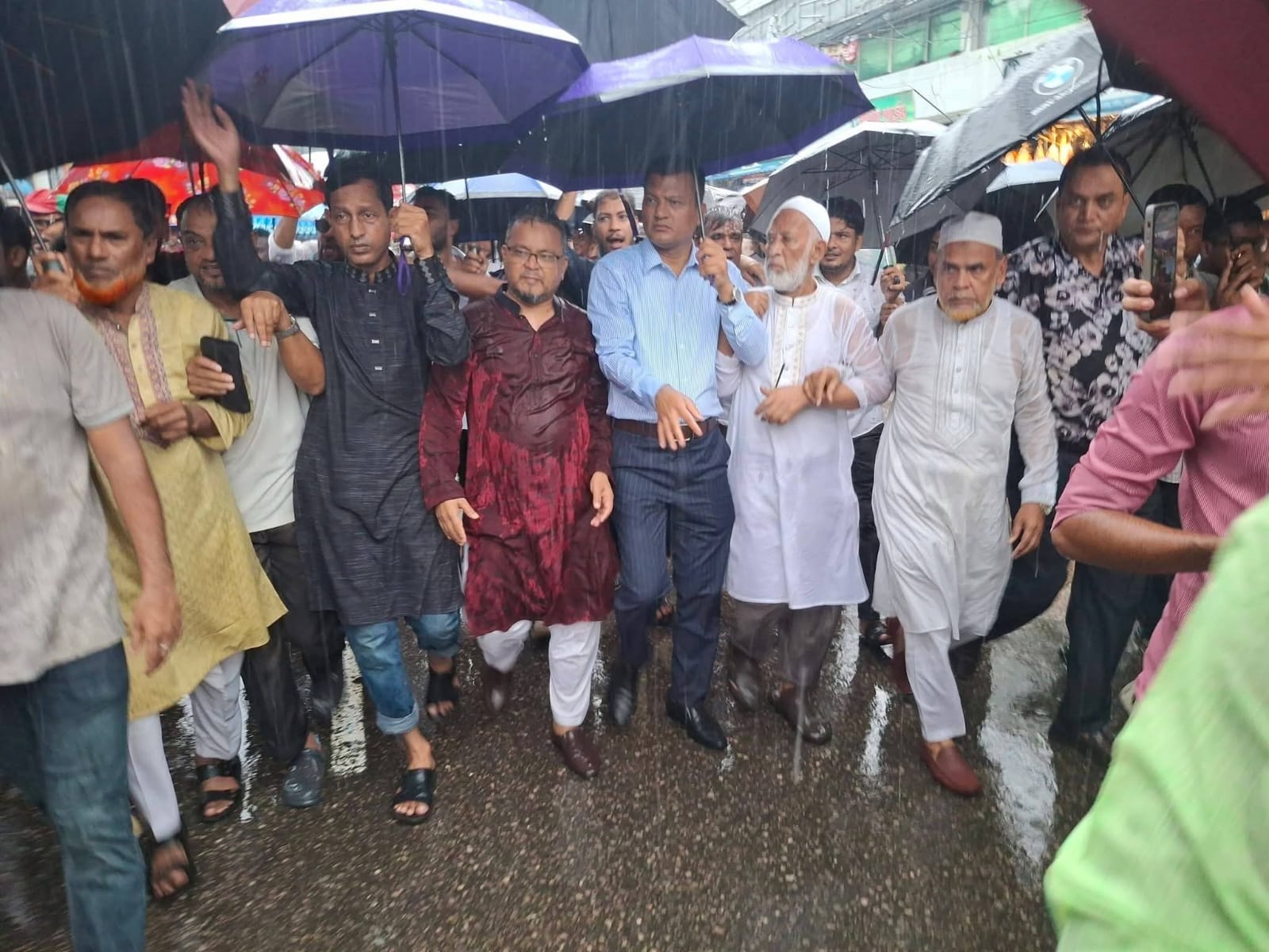 পটিয়ায় বিএনপির গণতন্ত্রের বিজয় মিছিলে বৃষ্টিতে হাজারো মানুষের ঢল।