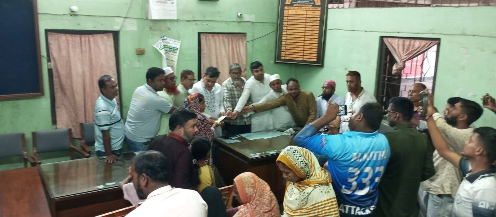 মৃত শ্রমিকের স্বজনদের হাতে অনুদান ও দাফন খরচের অর্থ তুলে দিলেন সংসদ সদস্য ওয়ারেছ আলী মামুন