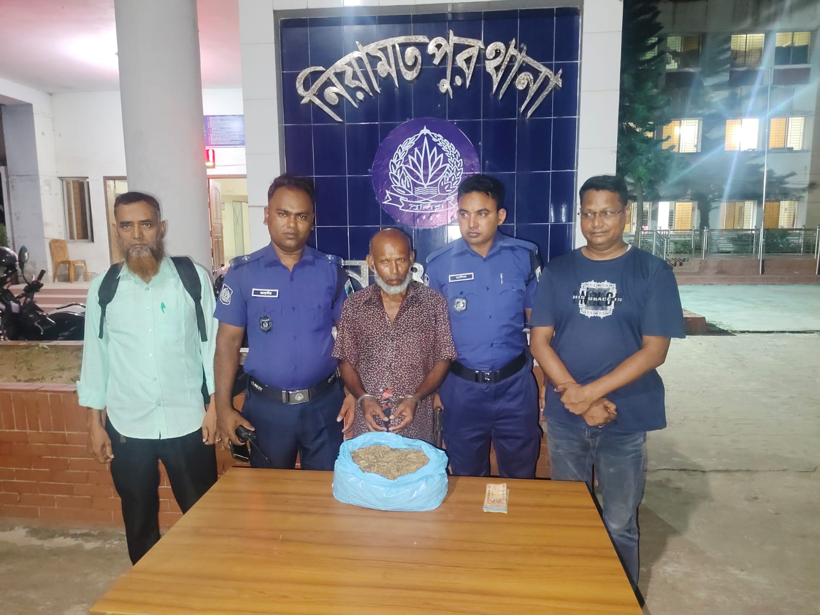 নিয়ামতপুরে ১ কেজি গাঁজাসহ মাদক কারবারি গ্রেফতার