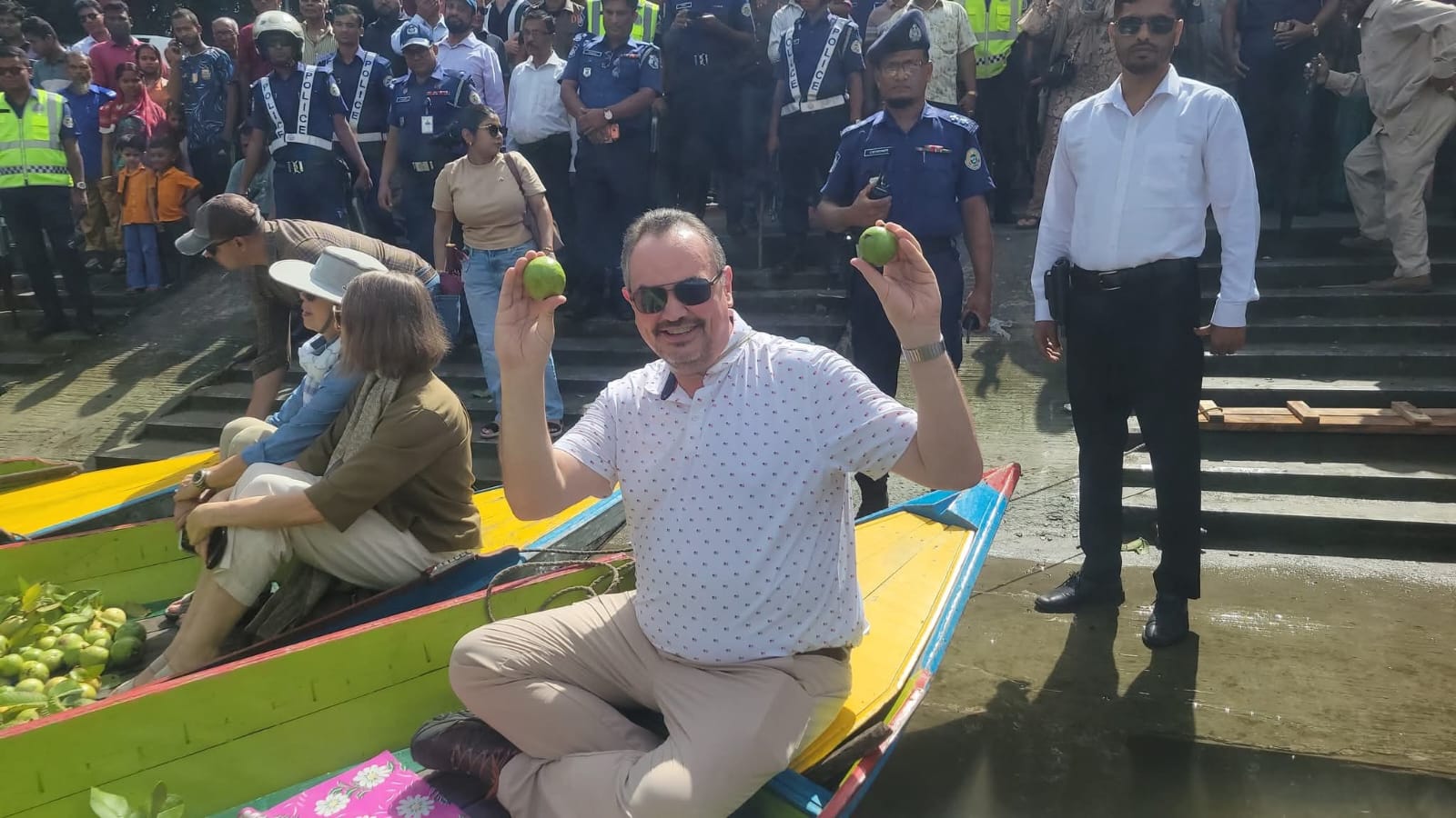 ঝালকাঠী’র ভীমরুলী ভাসমান পেয়ারা বাজারে মুগ্ধ মার্কিন রাষ্ট্রদূত