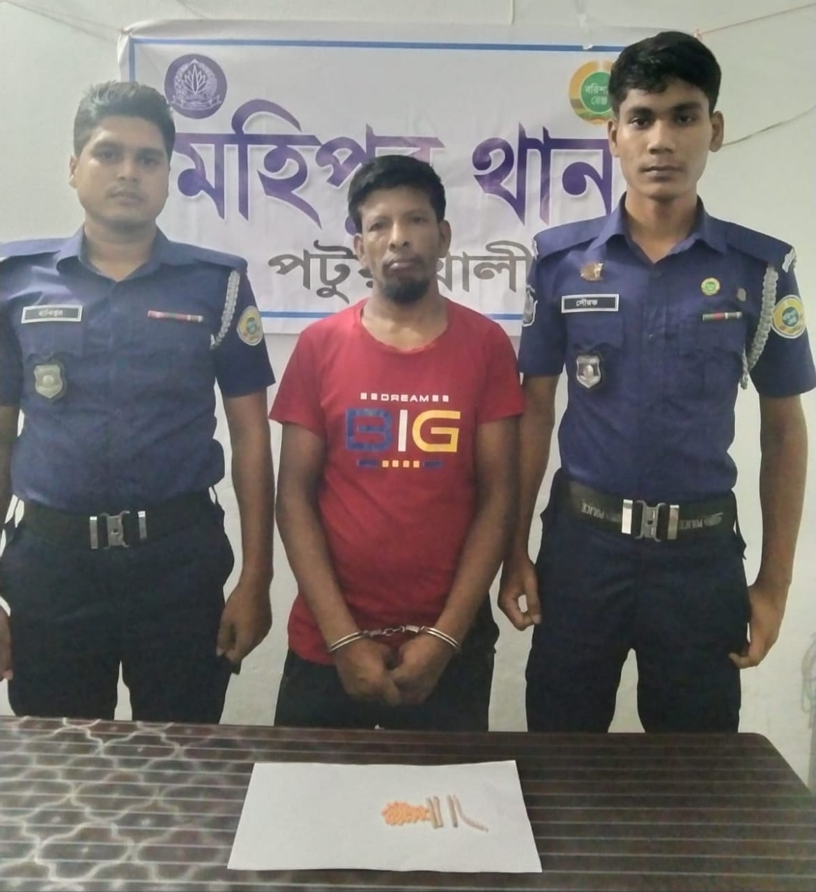 মহিপুরে ৯৩ পিস ইয়াবাসহ এক মাদক ব্যবসায়ী গ্রেফতার, দুইজন পলাতক।