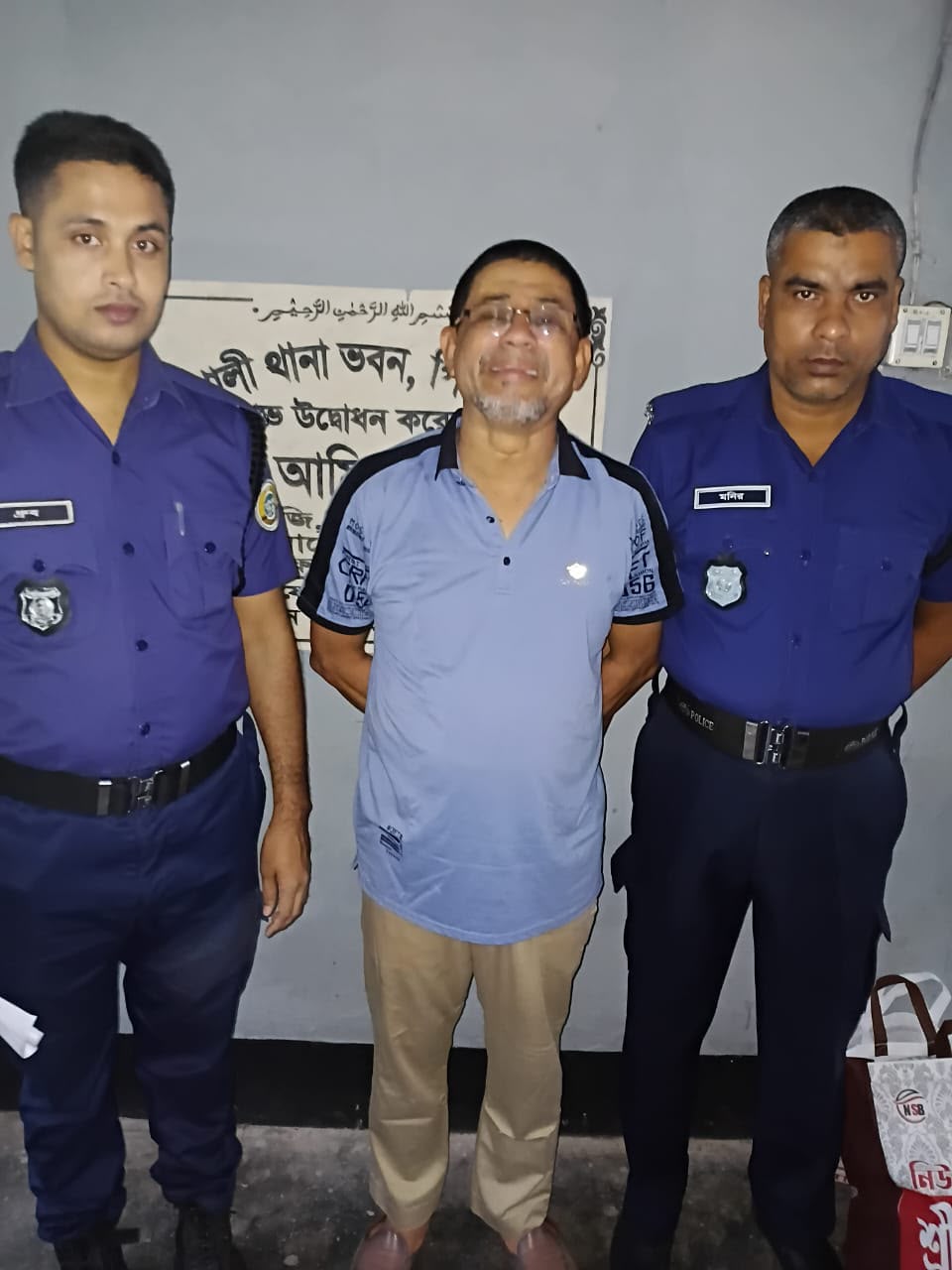 পিরোজপুরের কাউখালীতে কার্যক্রম নিষিদ্ধ আওয়ামী লীগের সহযোগী সংগঠন যুবলীগের সভাপতি ও কাউখালী মহিলা কলেজের অধ্যক্ষ অলোক কর্মকারকে গ্রেপ্তার করেছে পুলিশ।