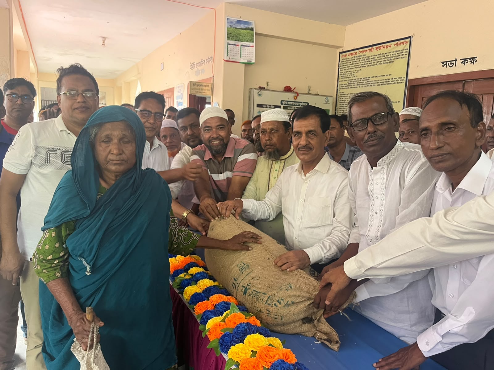 নওগাঁয় সদর-৫ আসনের এমপি জাহিদুল ইসলাম ধলু শিক্ষার্থীদের মাঝে গাছের চারা ও স্কুলে বেঞ্চ বিতরণ করেন।