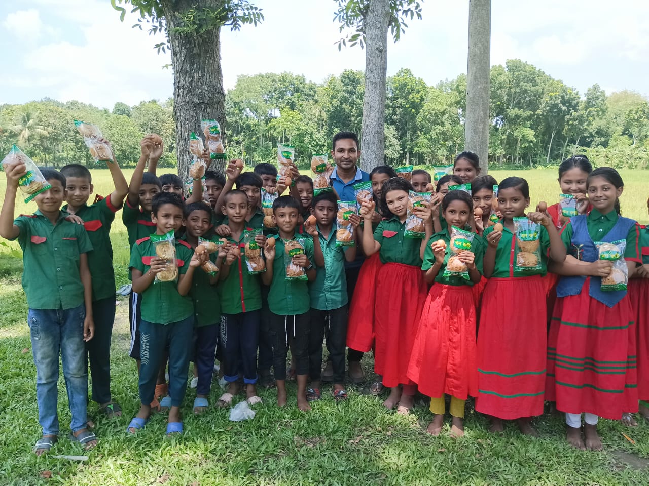 দুর্যোগ-দুর্ভোগ মোকাবেলা করে প্রতিদিন প্রত্যন্ত স্কুলে পৌঁছাচ্ছে পুষ্টিকর টিফিন