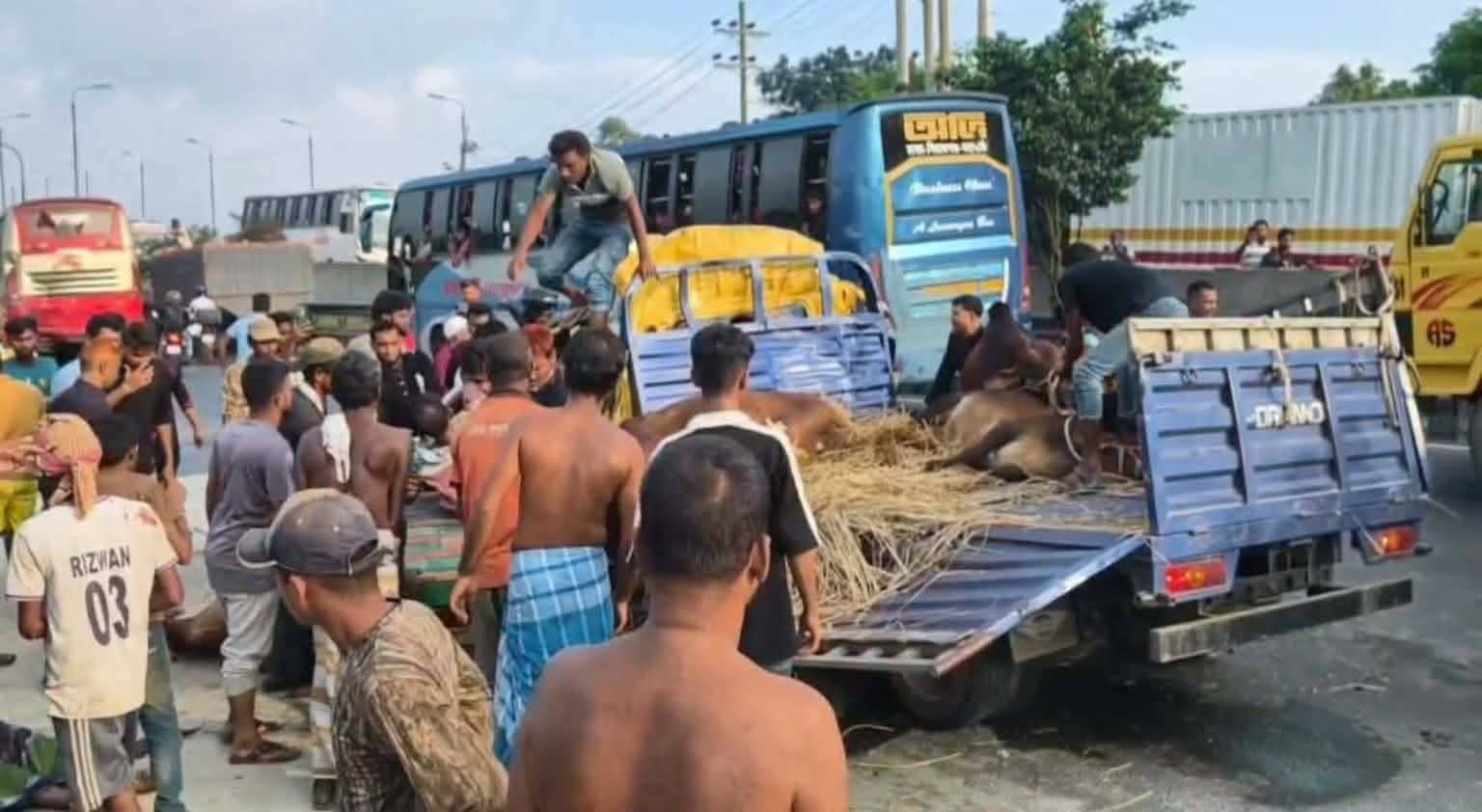 কালিয়াকৈরে বাসের পেছনে গরুবাহী ট্রাকের ধাক্কায় ২ জন নিহত আহত ৩ জন