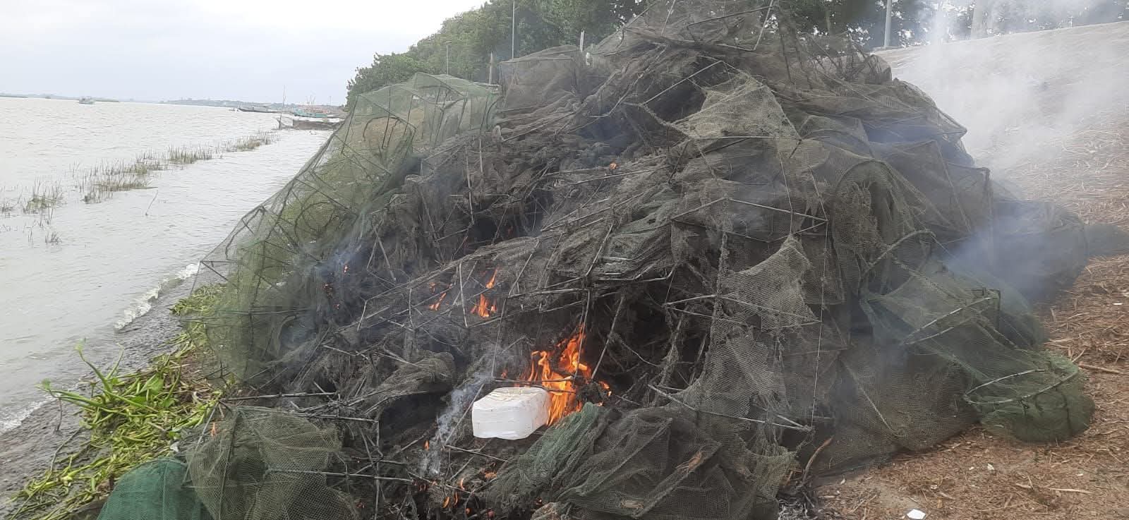 করগাঁও হাওরে মৎস্য বিভাগের অভিযান: নিষিদ্ধ জাল জব্দ ও ধ্বংস