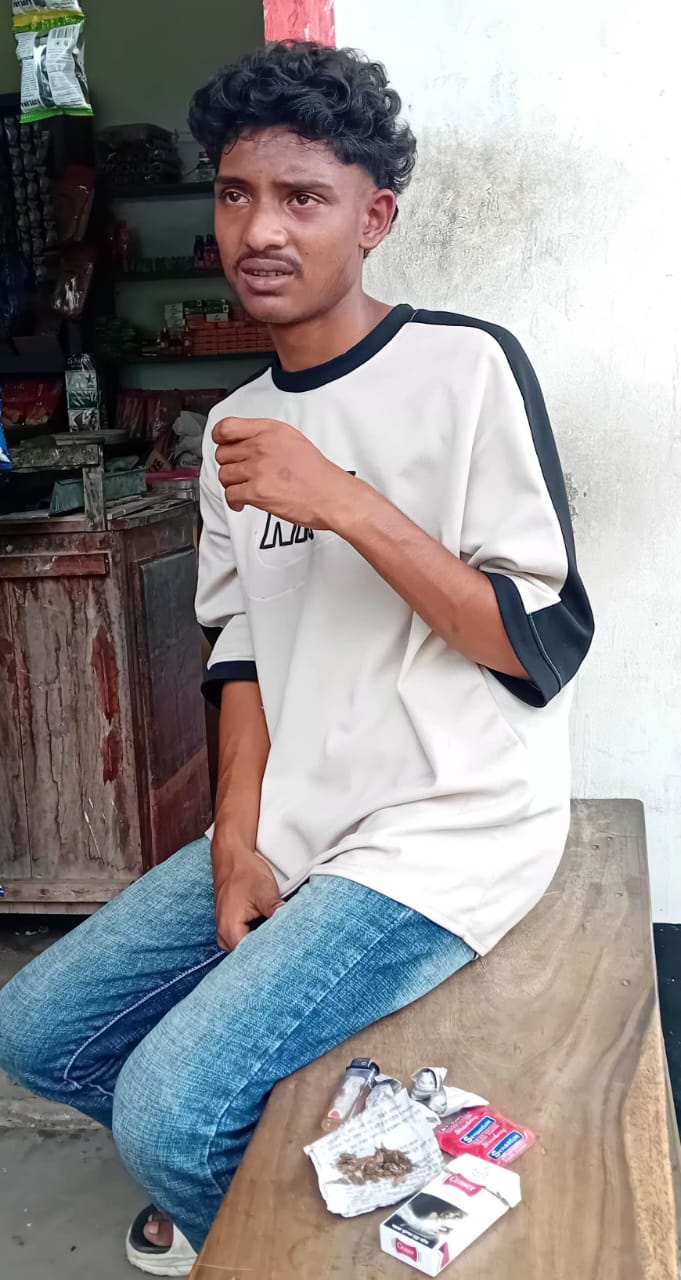 ঝিকরগাছার বাঁকড়ায় মাদক বহন কারী বাদশা নামের যুবক আটক