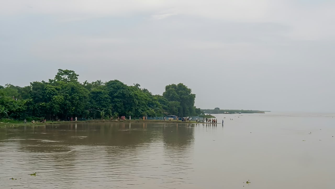 পদ্মার ভয়াবহ ভাঙনে গোদাগাড়ীর কুঠিপাড়ায় আতঙ্ক টেকসই বাঁধের দাবিতে ক্ষোভ