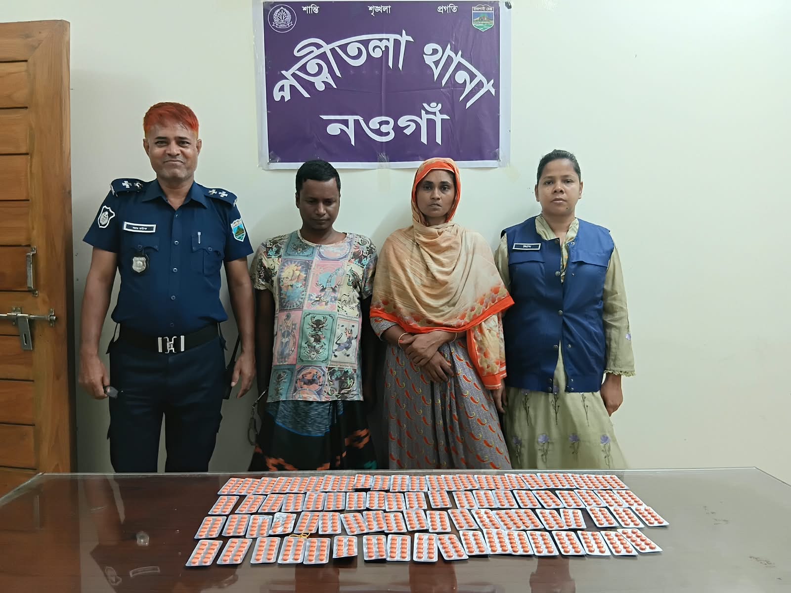পত্নীতলায় ৮১৭ পিস ট্যাপেন্টাডলসহ স্বামী-স্ত্রী গ্রেফতার