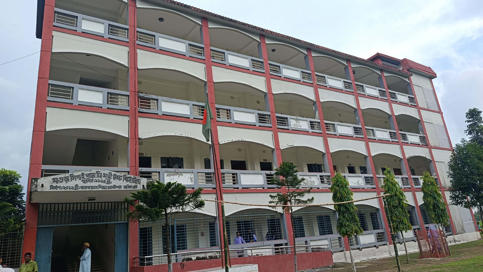 স্কুলের দায়িত্ব ফেলে গরুর হাটে ব্যবসা, অফিস সহায়কের বিরুদ্ধে স্কুলে না থাকার অভিযোগ