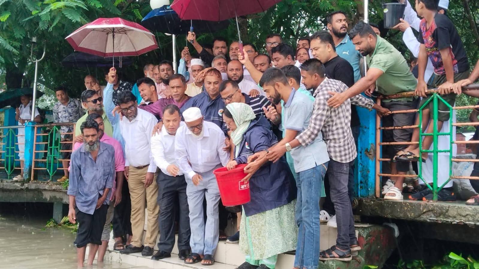 বিএনপির ৪৮তম প্রতিষ্ঠাবার্ষিকীতে ঝালকাঠিতে সুগন্ধা নদীতে মাছের পোনা অবমুক্ত