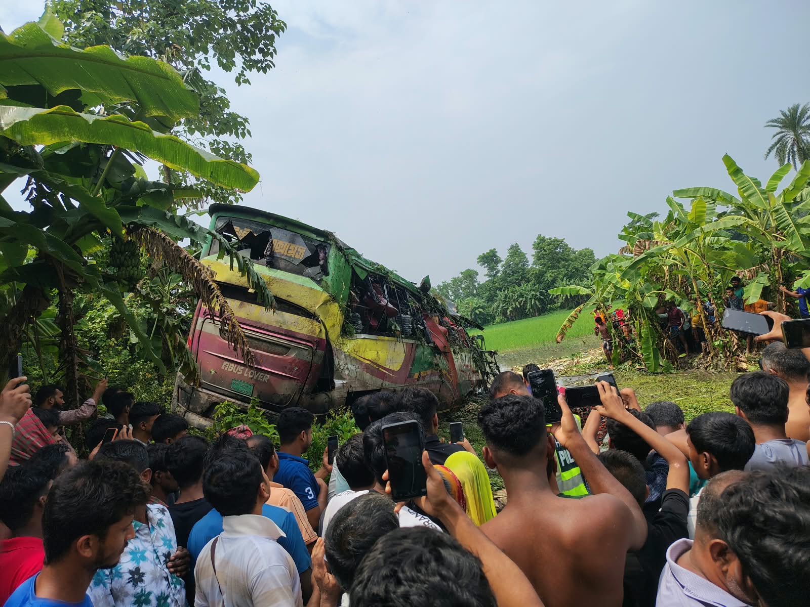 মুকসুদপুরে বাস খাদে পড়ে নিহত ৩, আহত অন্তত ২০
