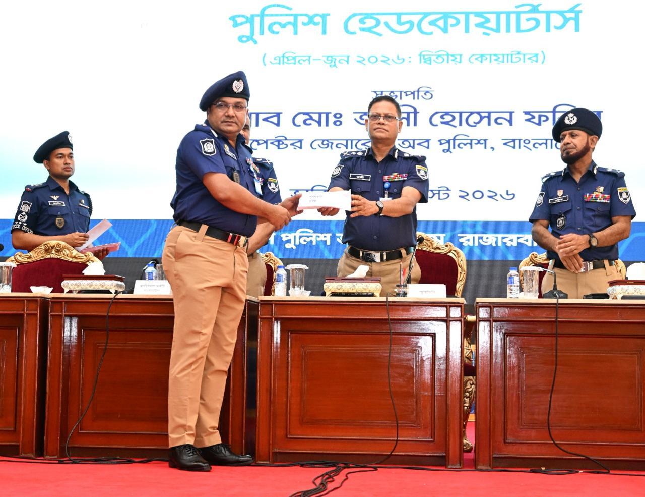 অস্ত্র-মাদক নিয়ন্ত্রণে কুমিল্লা জেলা পুলিশের প্রথম পুরস্কার