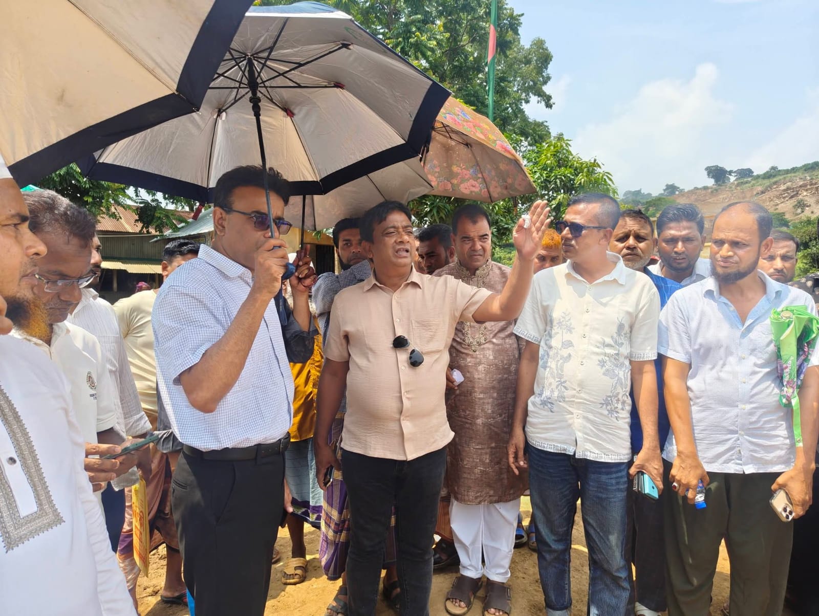 তাহিরপুরে শুল্ক স্টেশনের রাস্তা উন্নয়নে পরিদর্শন।