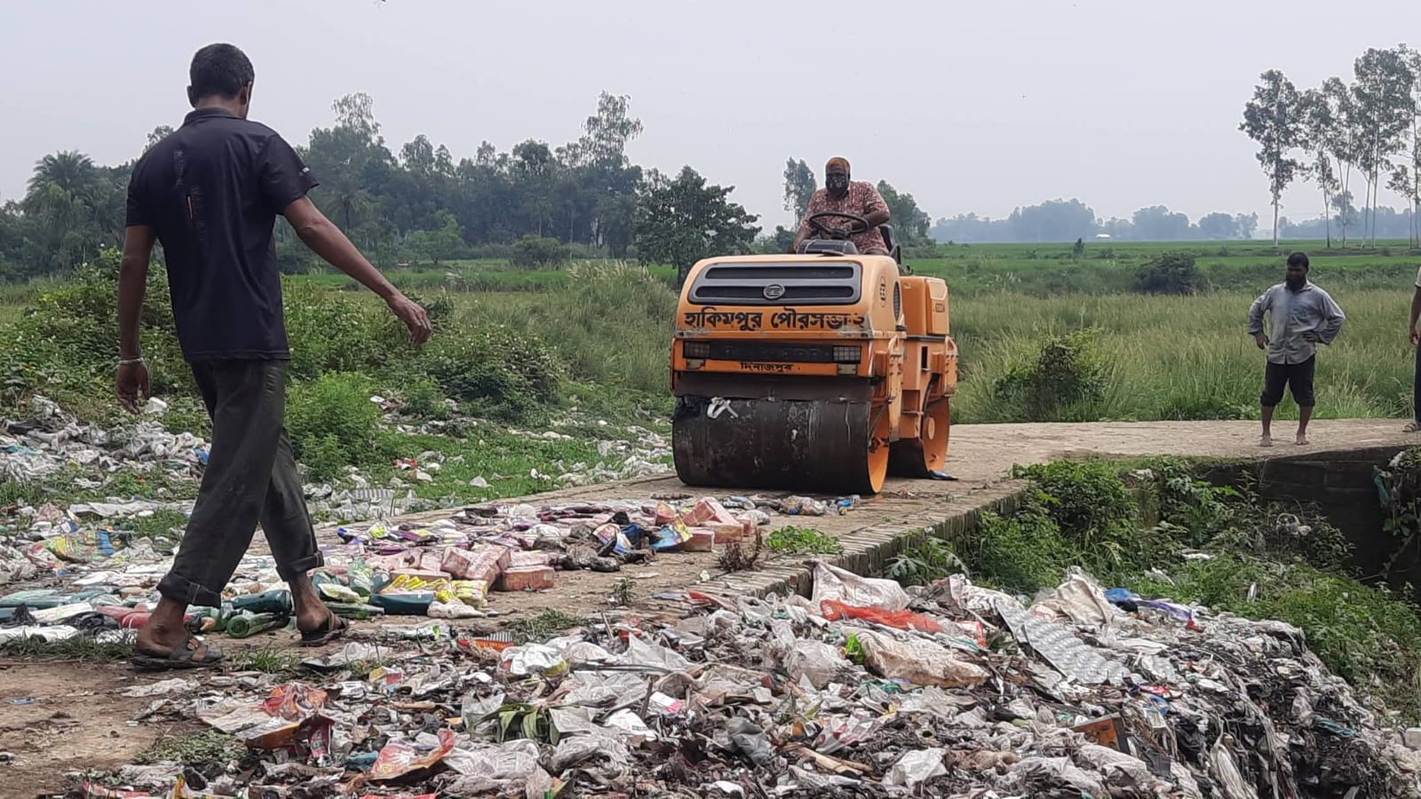 হিলি কাস্টমসে ১০ লাখ টাকার মেয়াদোত্তীর্ণ ও বাজেয়াপ্ত পণ্য ধ্বংস
