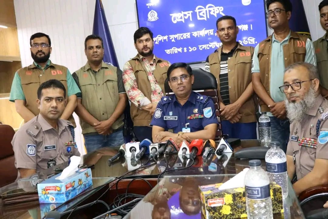বিমানবন্দর এলাকায় চুরি-ছিনতাই, গোপালগঞ্জে অস্ত্র ও নগদ টাকাসহ গ্রেপ্তার