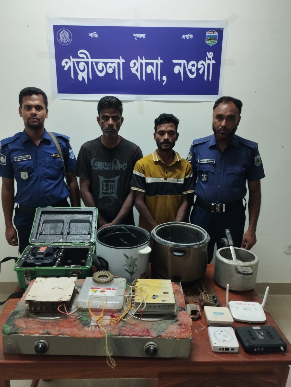 পত্নীতলায় মধ্যরাতে পুলিশের ঝটিকা অভিযান কয়েক লক্ষ টাকার চোরাই মালামাল উদ্ধার, দুইজন গ্রেপ্তার