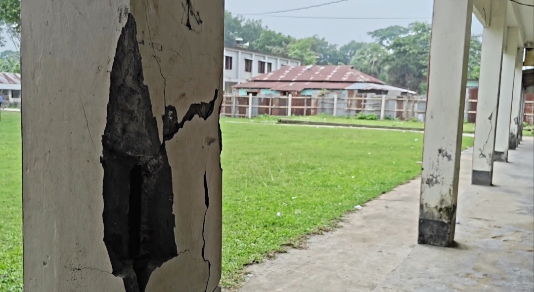 জরাজীর্ণ ভবনে পাঠদান, দুর্ঘটনার শঙ্কা আমতলীর কুকুয়া আদর্শ মাধ্যমিক বিদ্যালয়ে নতুন ভবনের দাবি