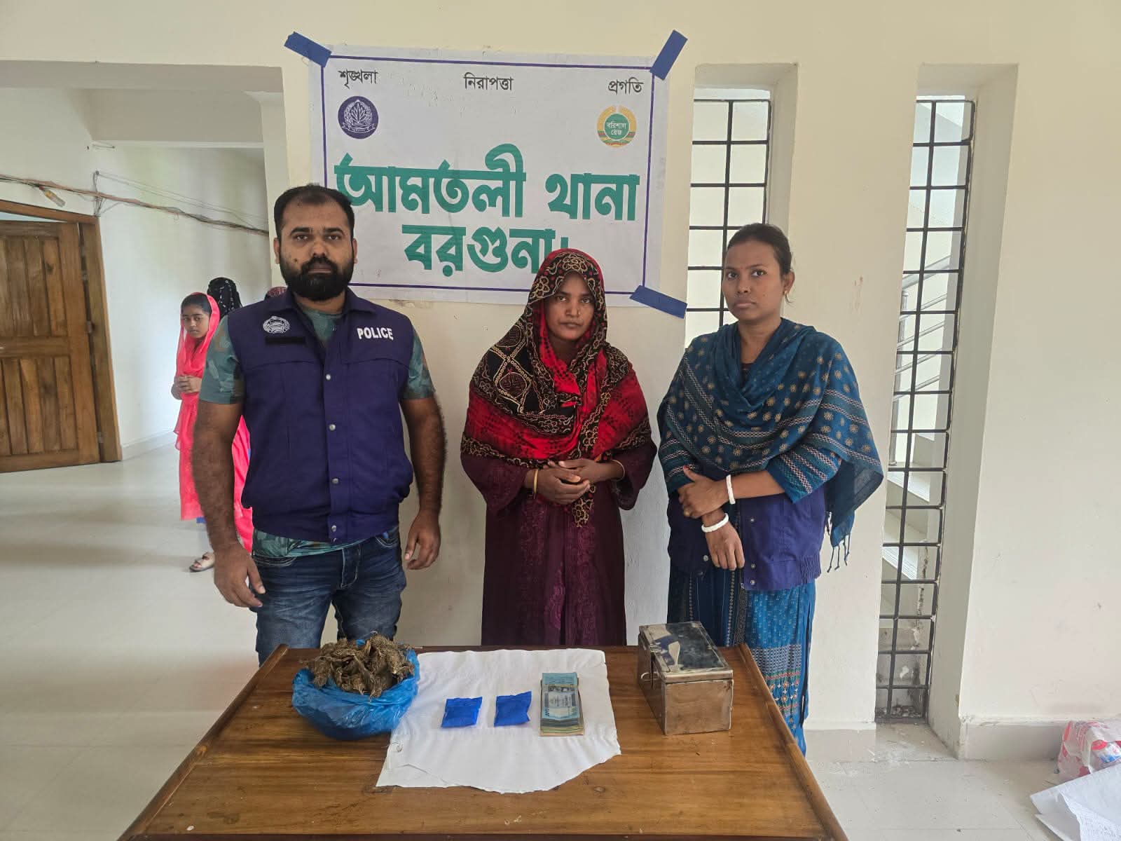 আমতলীতে ৪০০ পিস ইয়াবা ও ২০০ গ্রাম গাঁজাসহ গ্রেপ্তার ২