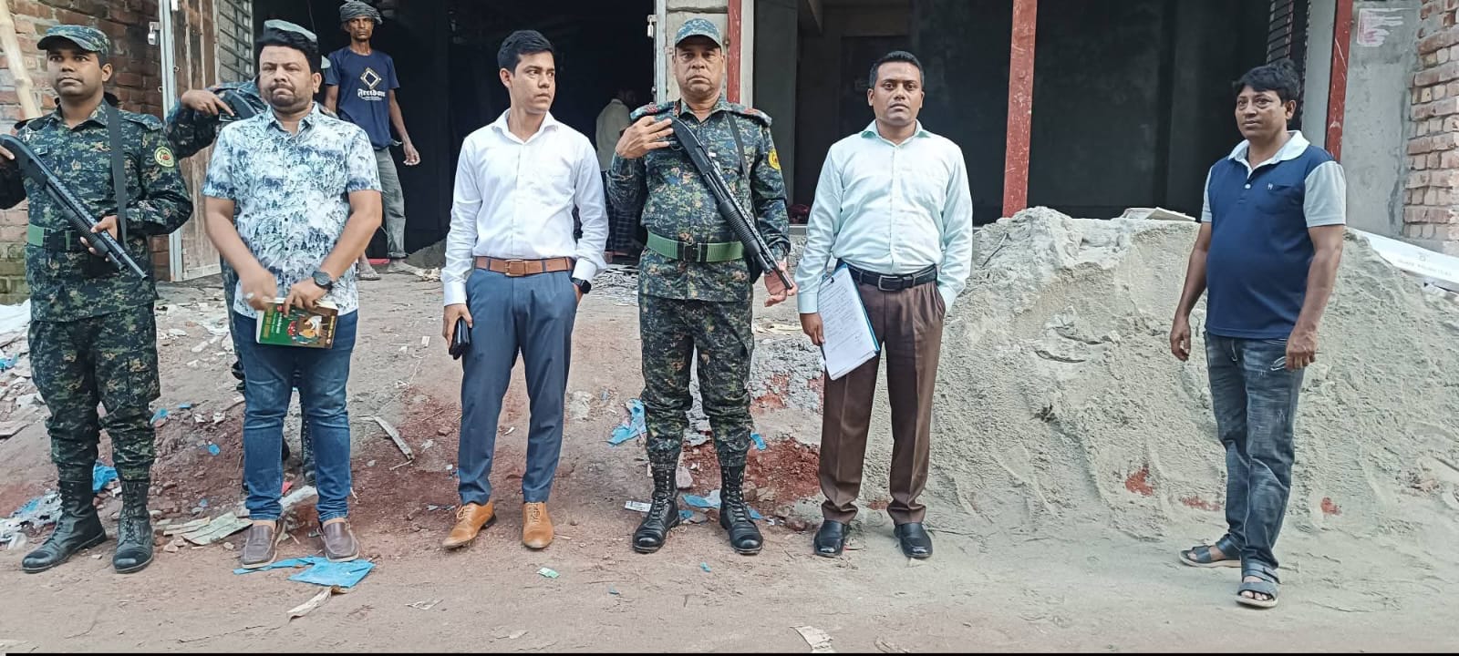 নওগাঁয় বায়ুদূষণ রোধে মোবাইল কোর্ট, দুই ভবন কর্তৃপক্ষকে ২৫ হাজার টাকা জরিমানা