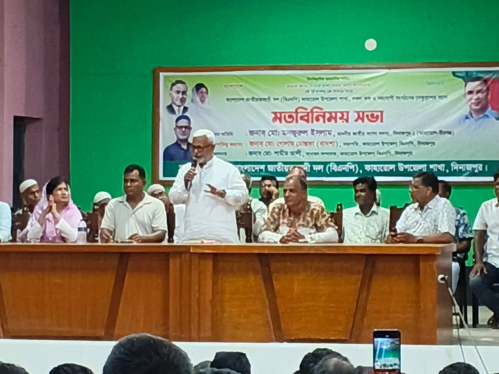 কাহারোলে বিএনপির অঙ্গ ও সহযোগী সংগঠনের নেতৃবৃন্দের সঙ্গে এমপি মনজুরুল ইসলামের মতবিনিময়