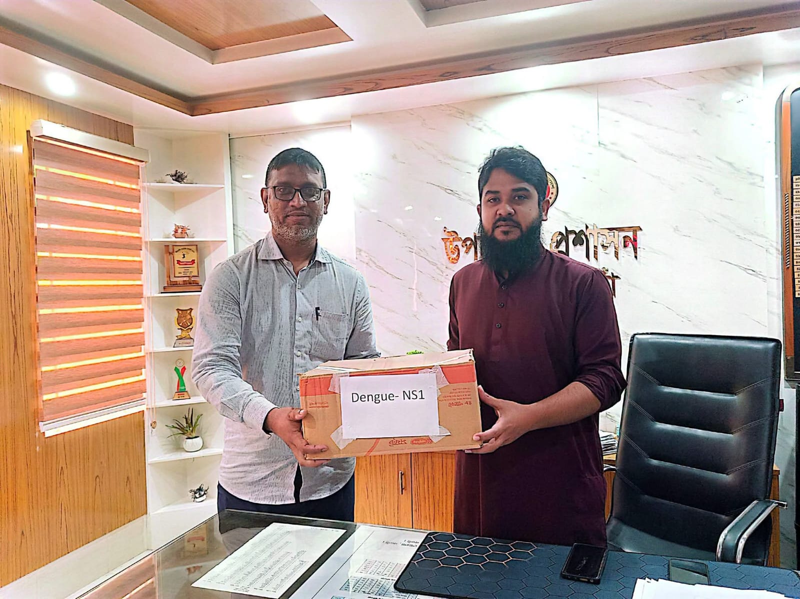 পোরশা উপজেলা প্রশাসনের উদ্যোগে ডেঙ্গু কিট হস্তান্তর।