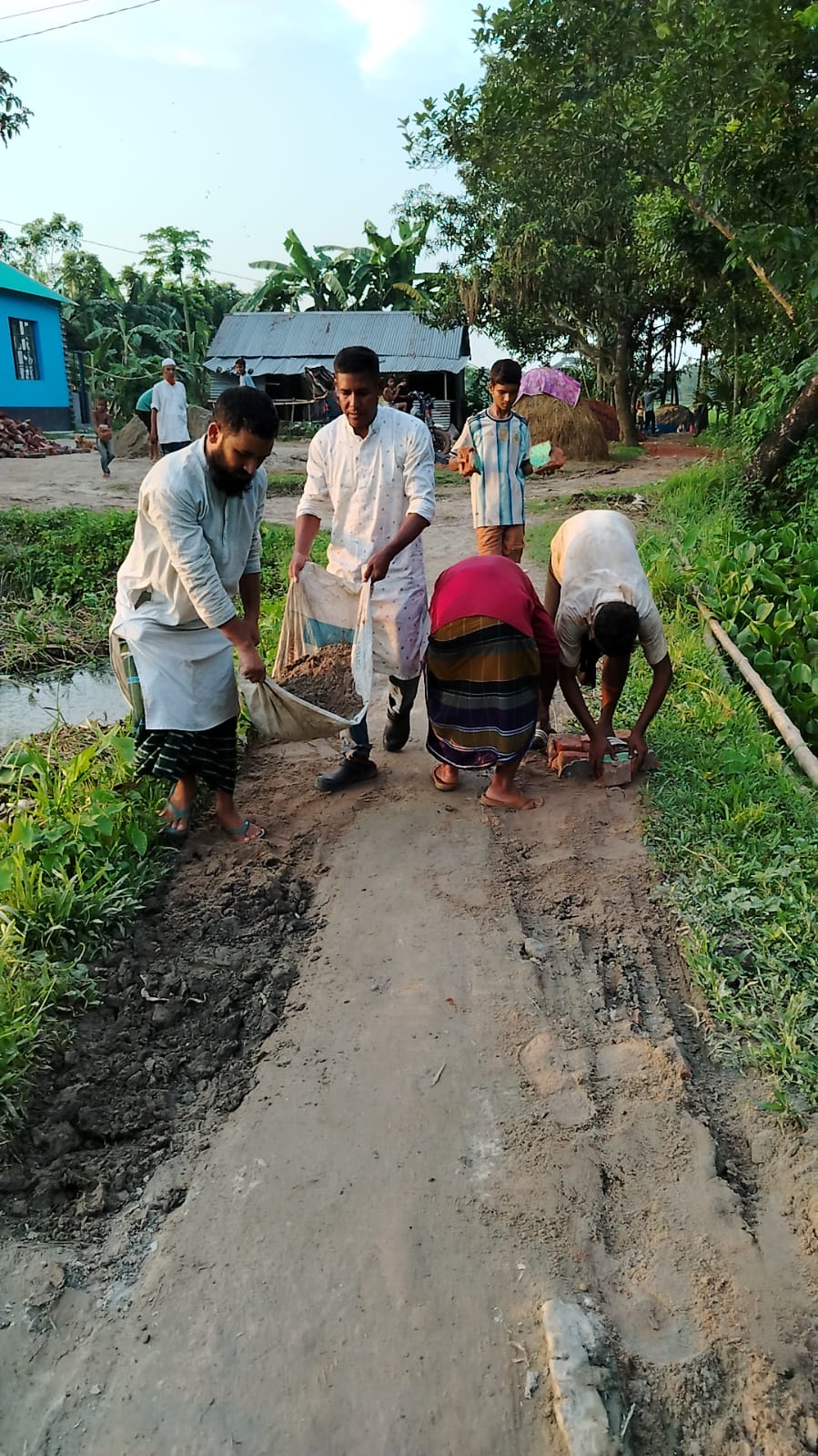 কটিয়াদীতে জামায়াতের উদ্যোগে ভাঙা রাস্তা মেরামত