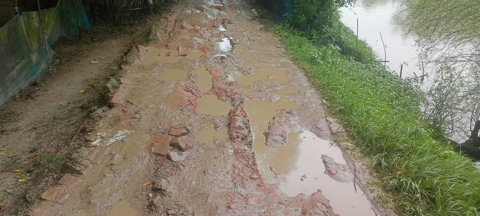 শ্যামনগরের মুন্সিগঞ্জ ইউনিয়নে গ্রামীণ সড়কগুলো খানাখন্দে বেহাল অবস্থা, সংস্কারে নেই কোন বাজেট