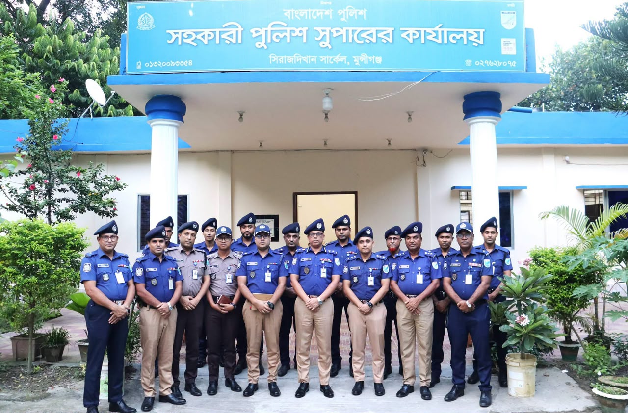 সিরাজদিখান সার্কেল অফিস পরিদর্শন করলেন পুলিশ সুপার মেনহাজুল আলমঃ