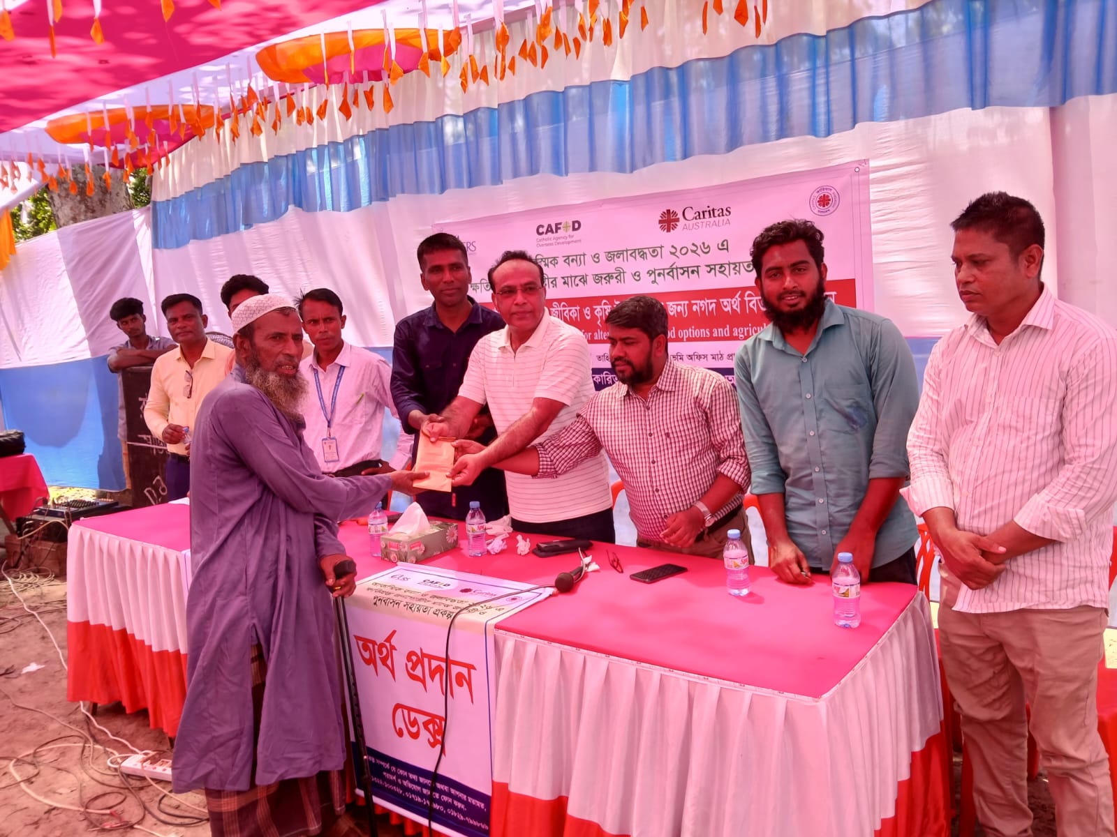 আকস্মিক বন্যা ও জলাবদ্ধতা-২০২৬-এ ক্ষতিগ্রস্ত জনগোষ্ঠীর মাঝে জরুরি ও পুনর্বাসন সহায়তা প্রকল্পের আওতায় নগদ অর্থ বিতরণ করা হয়েছে।