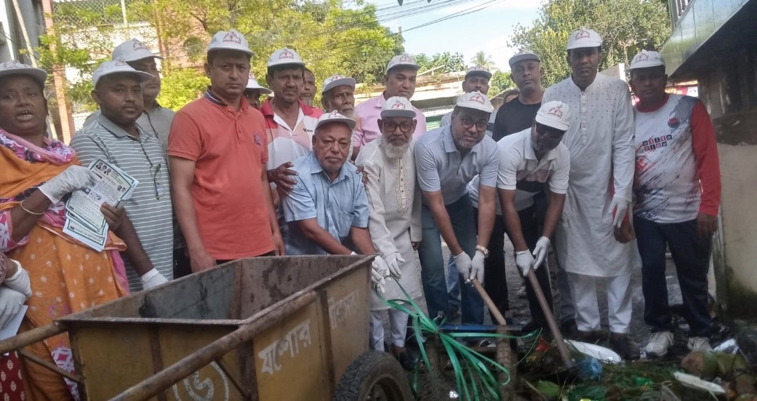 ডেঙ্গু প্রতিরোধে যশোর নগর বিএনপির সচেতনতামূলক লিফলেট বিতরণ