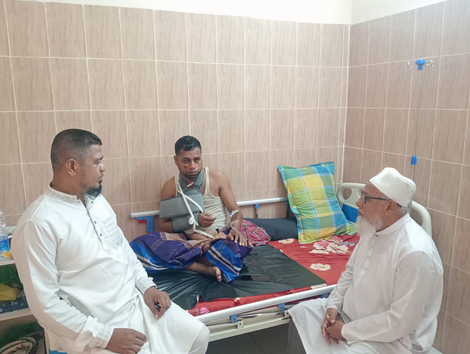 মোটরসাইকেল দুর্ঘটনায় আহত ডেন্টিস্ট আফজাল হোসেনকে হাসপাতালে দেখতে গেলেন জামায়াতের জেলা আমীর