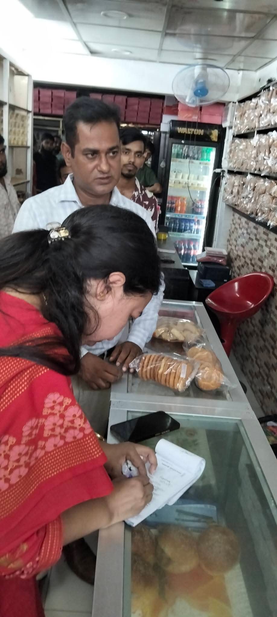 কটিয়াদীতে ভ্রাম্যমাণ আদালতের অভিযান দুই বেকারিকে ৩০ হাজার টাকা জরিমানা