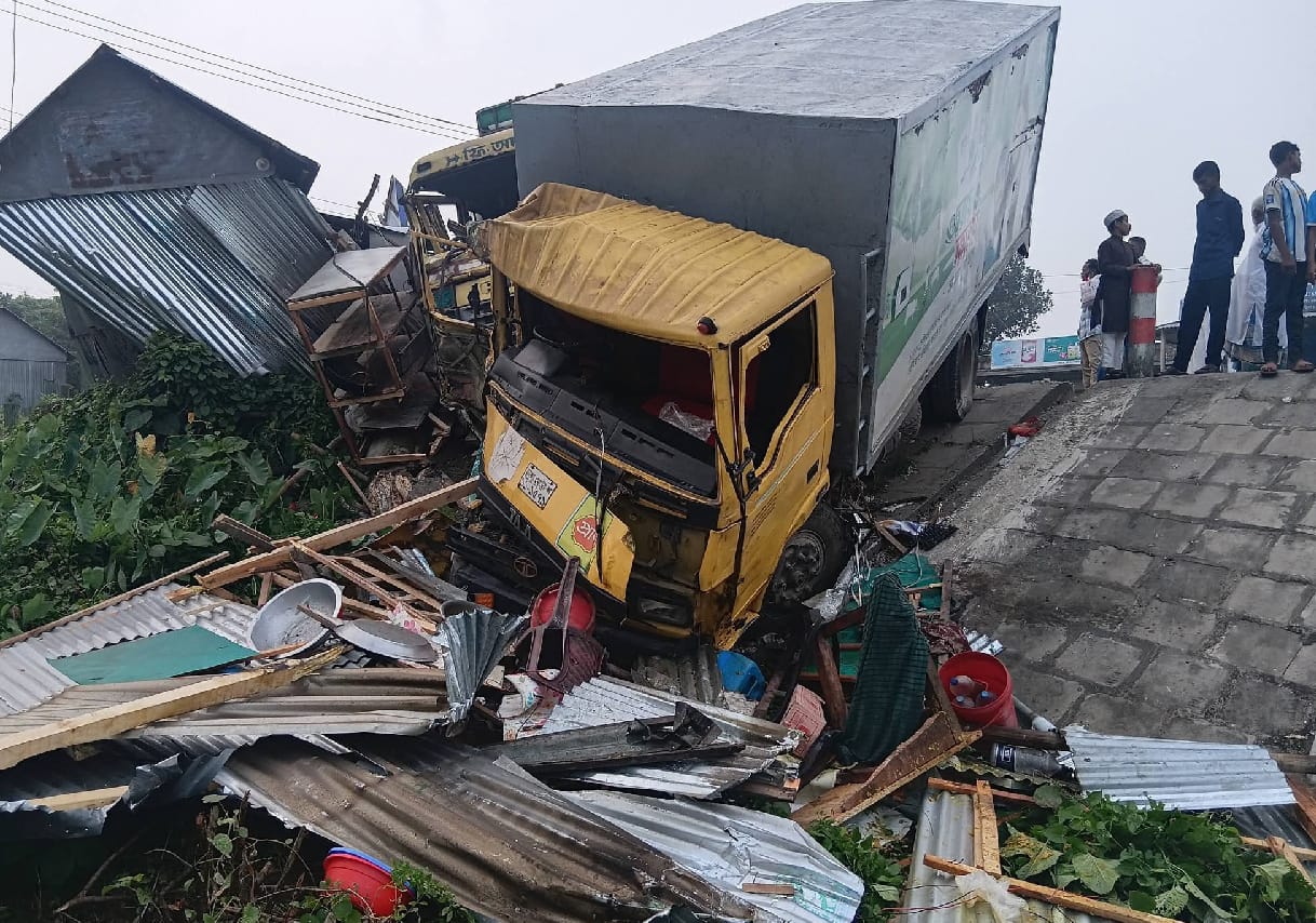 সাহারপাড় চৌরাস্তা মোড়ে ট্রাক-কাভার ভ্যানের সংঘর্ষ