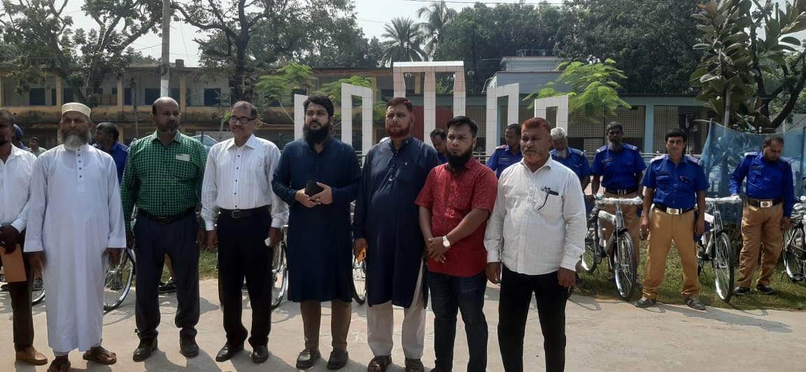 পোরশায় ৫১ জন গ্রাম পুলিশকে বাইসাইকেল বিতরণ।