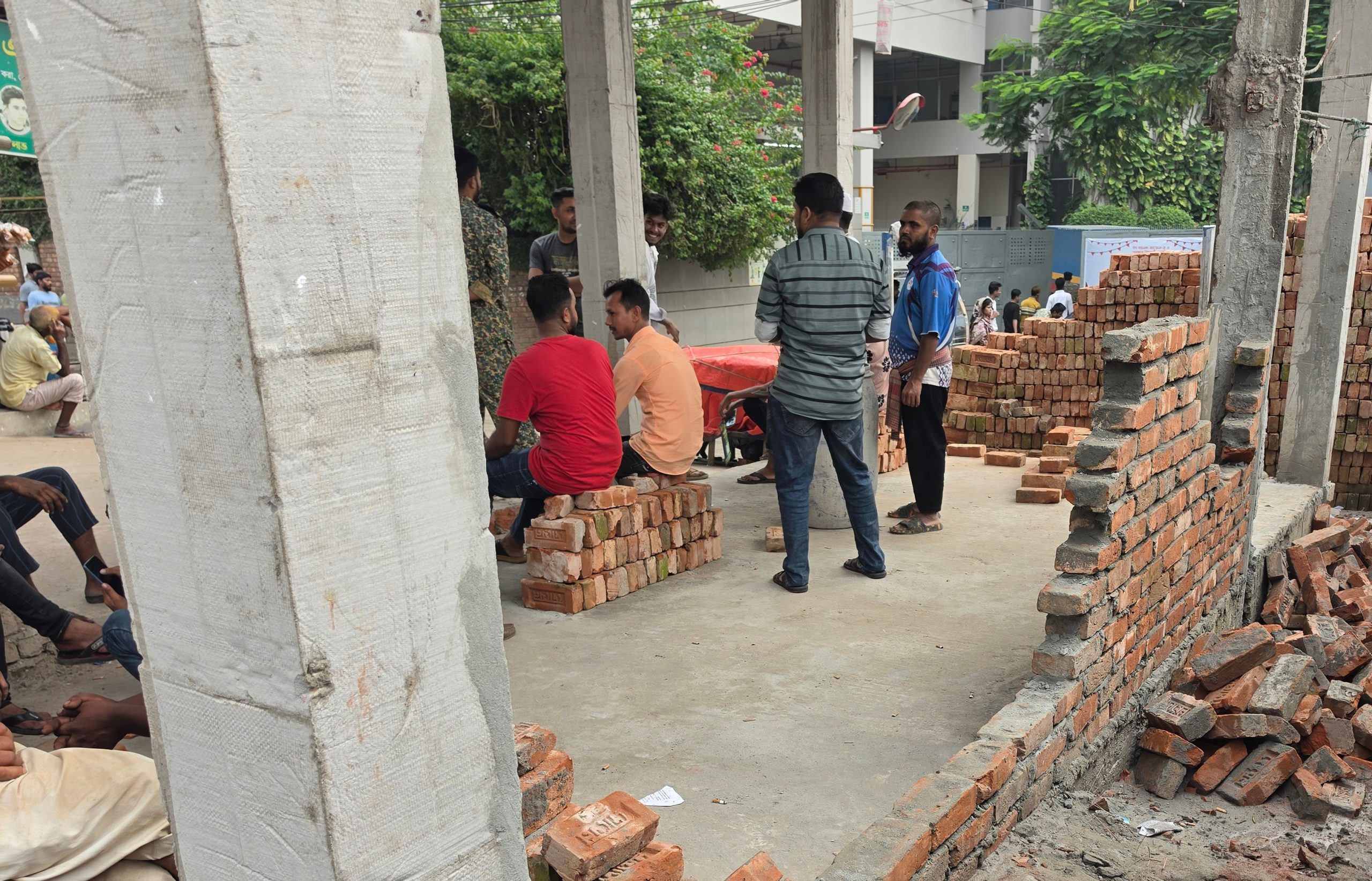 শ্রীপুরে নির্মাণাধীন দোকানঘর ভাঙচুর ও শ্রমিকদের মারধর, থানায় অভিযোগ