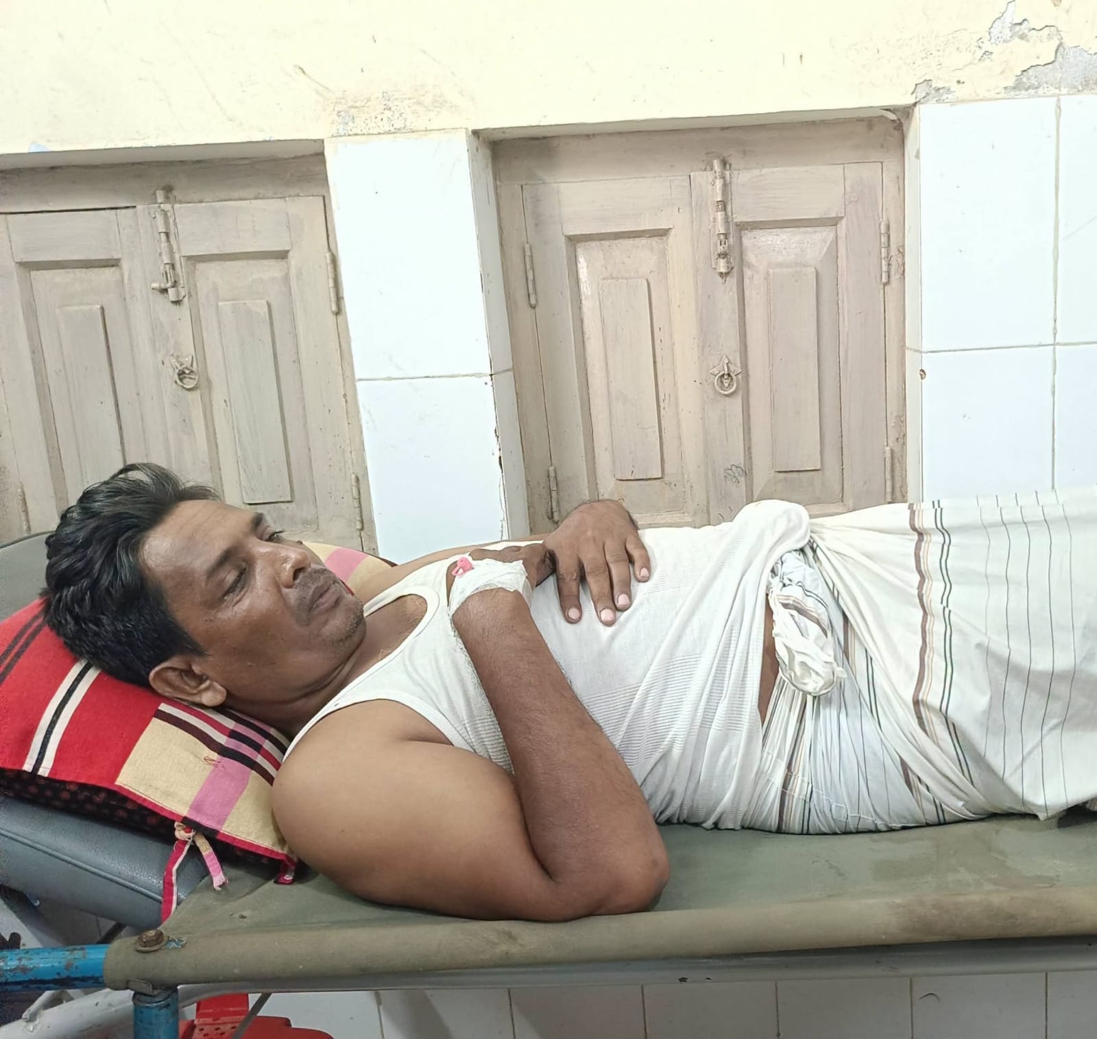 নওগাঁর পোরশায় পারিবারিক কলহ জেরে ভাই ও মাকে জখম থানায় এজাহারের প্রস্তুতি।