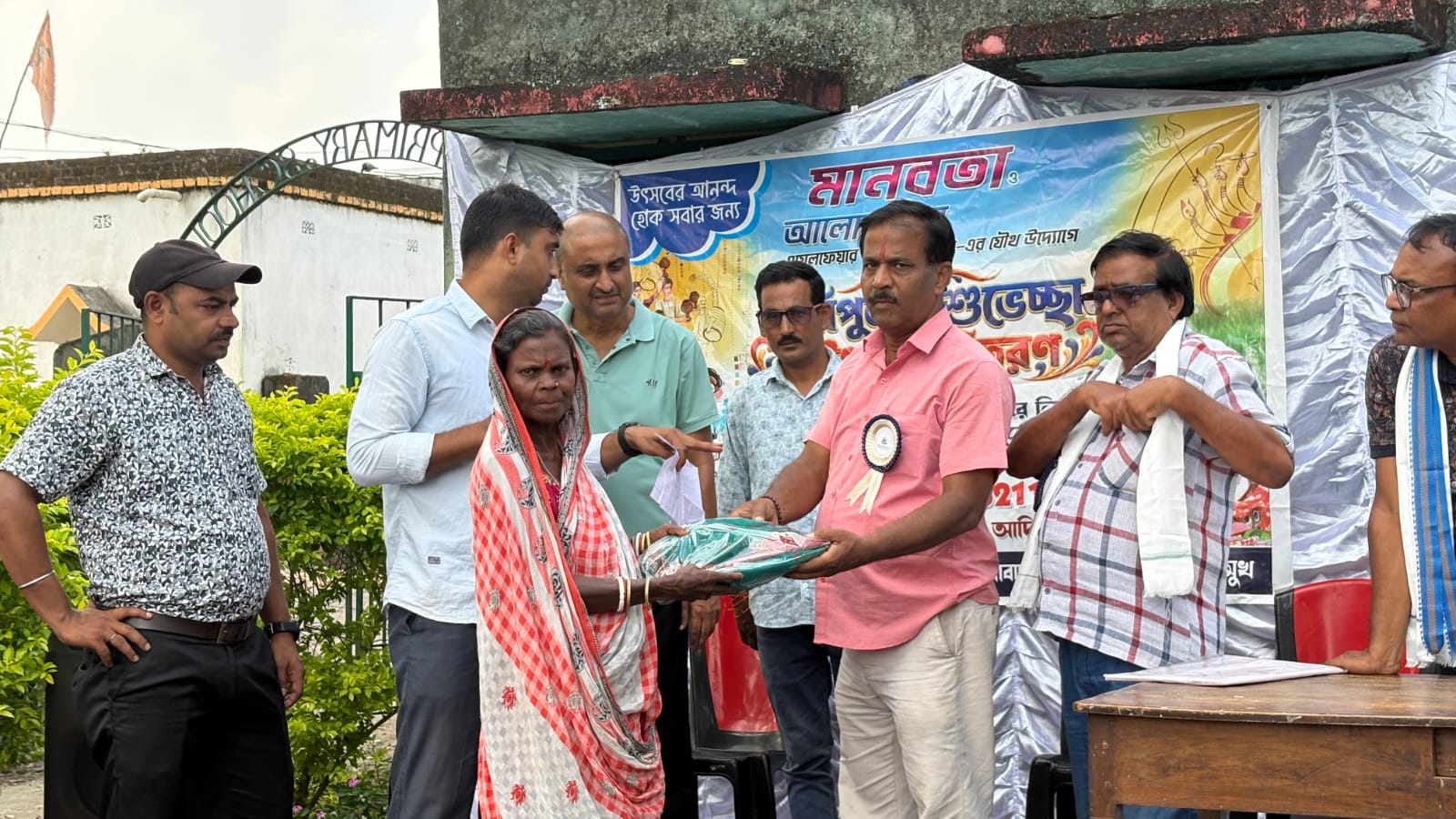 *দুর্গা পুজোর আগে মানবতার উদ্যোগে শারদীয়া বস্ত্র বিতরণ, নতুন পোশাক পেয়ে খুশি তিন শতাধিক মানুষ*