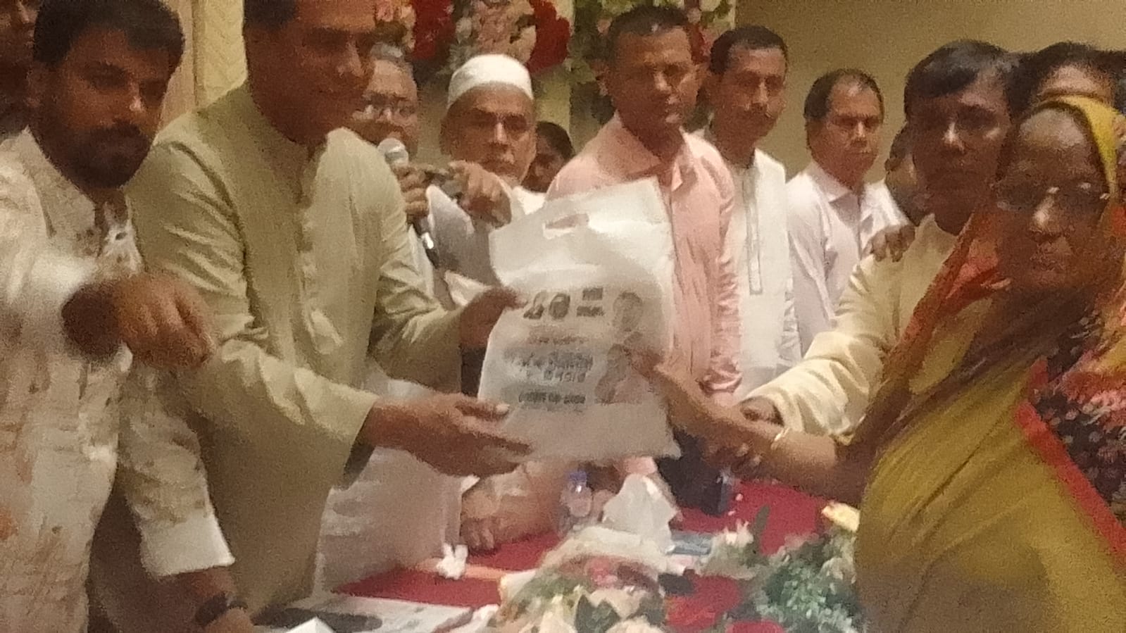 পটিয়ায় পুজারীদের মাঝে প্রধানমন্ত্রীর উপহার তুলে দিলেন এমপি এনাম।